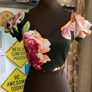 Vintage Top 10 USA puff sleeve sweetheart neckline black floral crop top. Size S